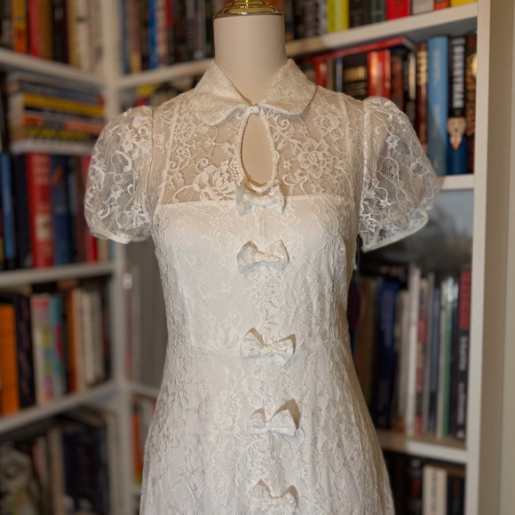 o.p.t. Lace Dress White Maxi Size 6 Puff Sleeve Delicate Bows Keyhole Collar - Picture 3 of 8